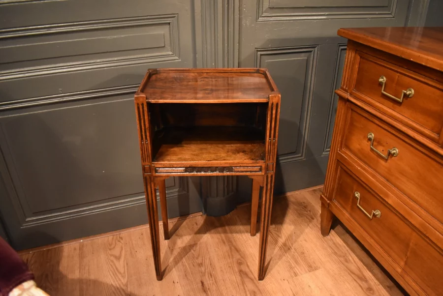 Petit chevet en noyer