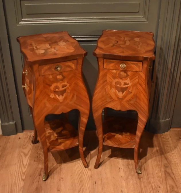 Paire de chevets de style Louis XV en marqueterie