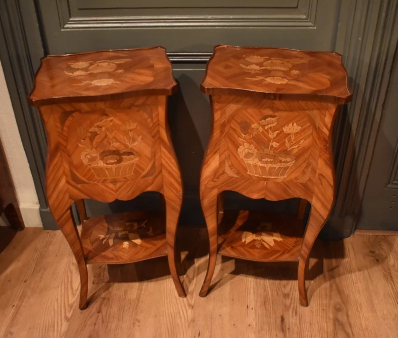 Paire de chevets de style Louis XV en marqueterie