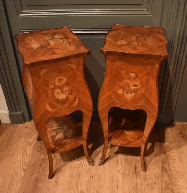 Paire de chevets de style Louis XV en marqueterie