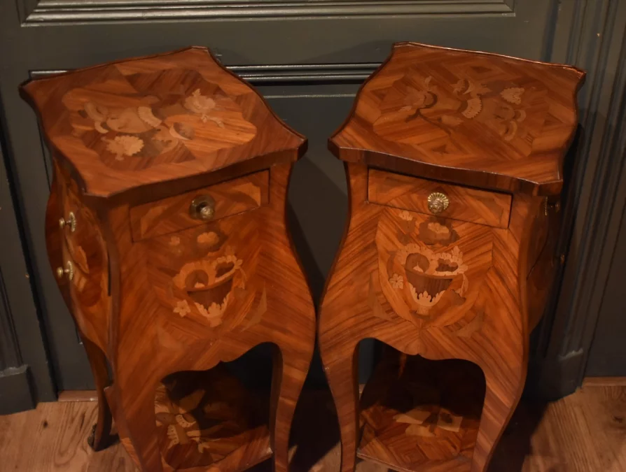 Paire de chevets de style Louis XV en marqueterie