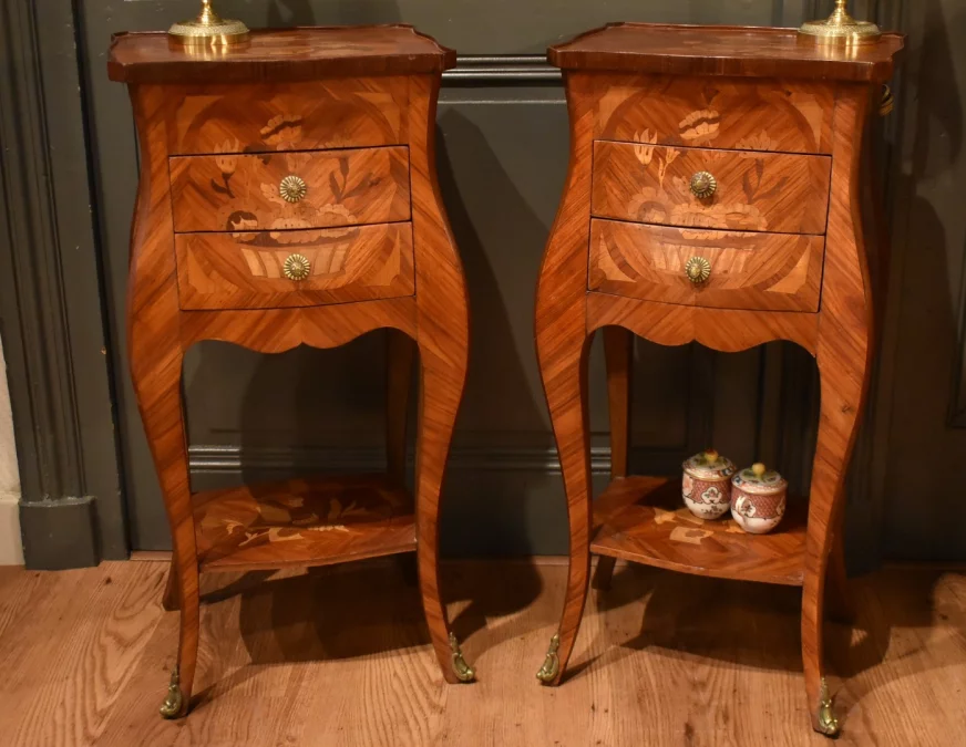 Paire de chevets de style Louis XV en marqueterie