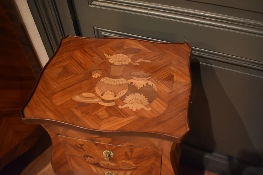 Paire de chevets de style Louis XV en marqueterie