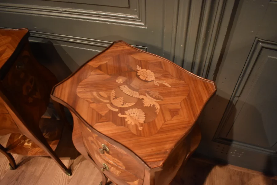 Paire de chevets de style Louis XV en marqueterie