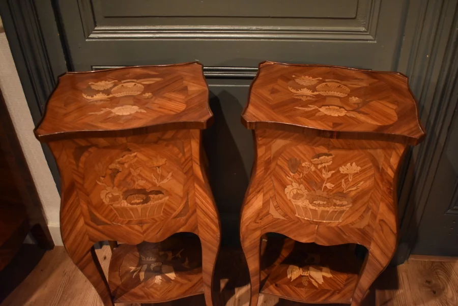Paire de chevets de style Louis XV en marqueterie