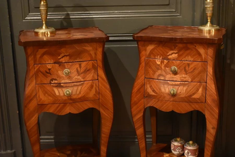 Paire de chevets de style Louis XV en marqueterie