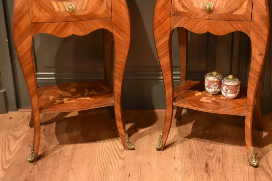 Paire de chevets de style Louis XV en marqueterie
