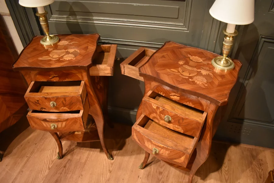 Paire de chevets de style Louis XV en marqueterie