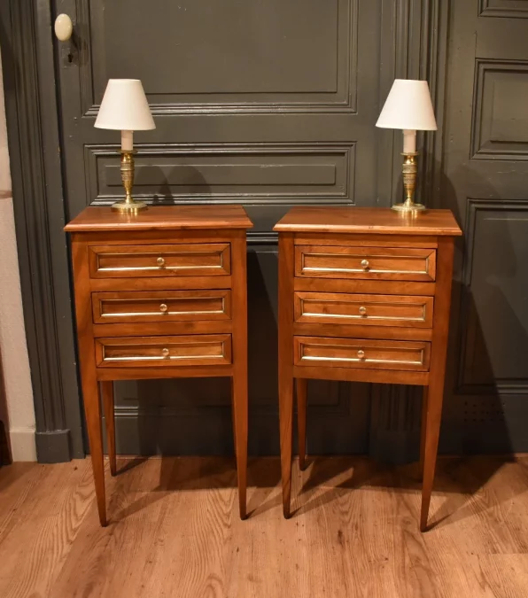 Paire de chevets de style Louis XVI en noyer