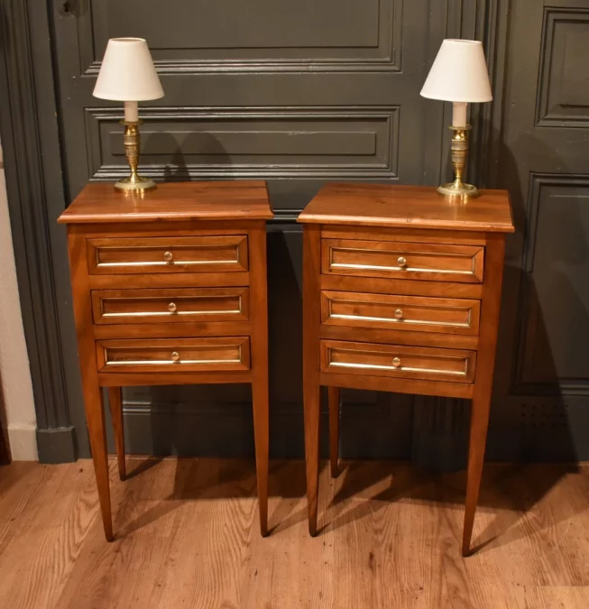 Paire de chevets de style Louis XVI en noyer