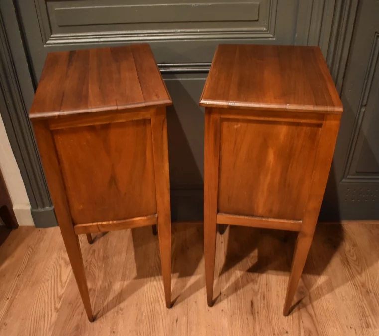 Paire de chevets de style Louis XVI en noyer