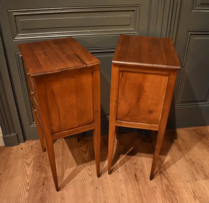 Paire de chevets de style Louis XVI en noyer