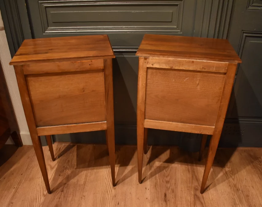 Paire de chevets de style Louis XVI en noyer