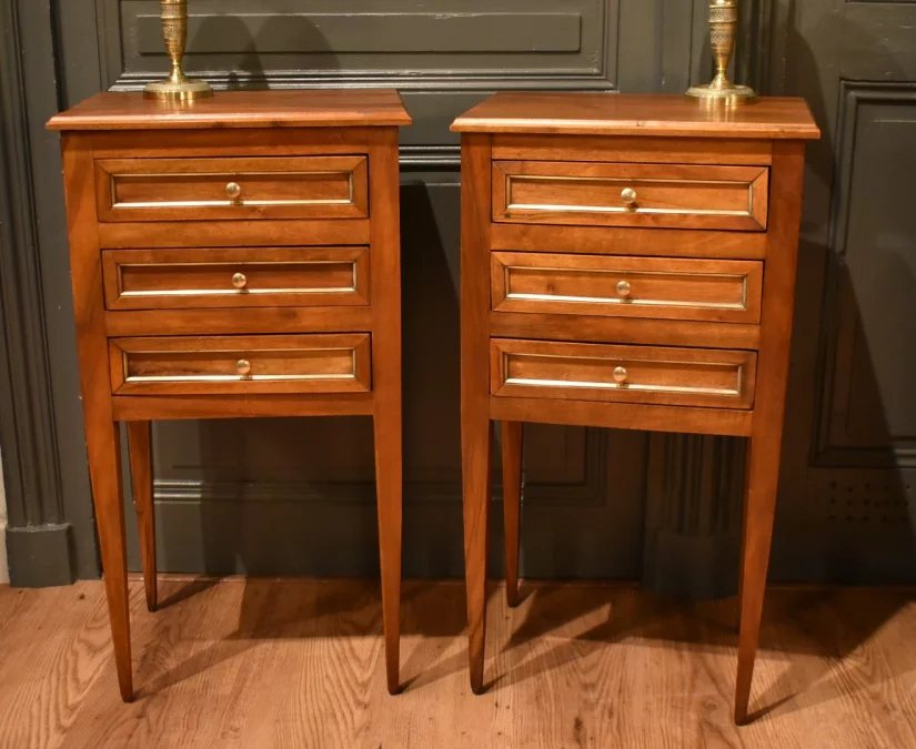 Paire de chevets de style Louis XVI en noyer