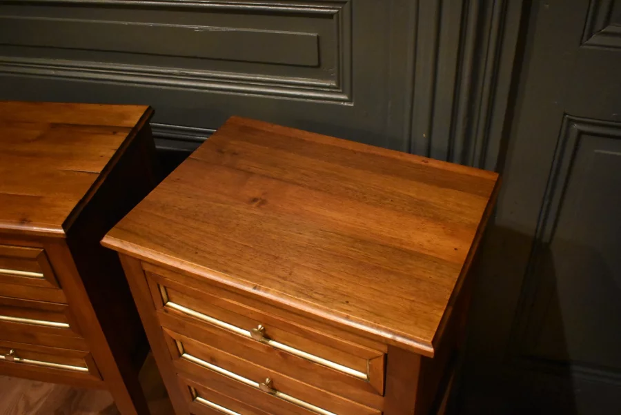 Paire de chevets de style Louis XVI en noyer