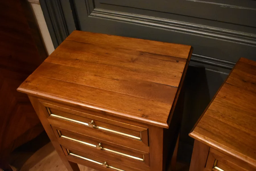 Paire de chevets de style Louis XVI en noyer