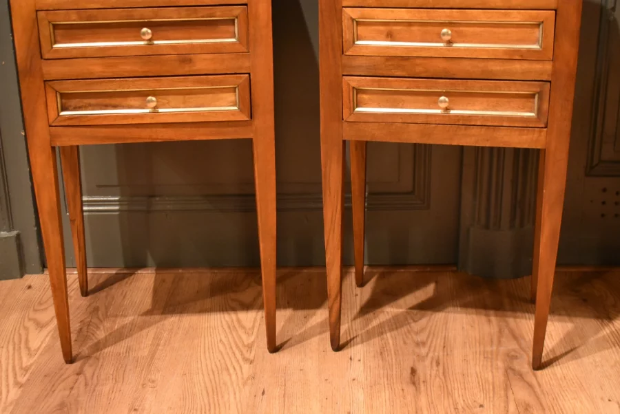 Paire de chevets de style Louis XVI en noyer