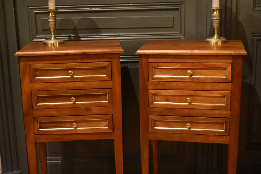 Paire de chevets de style Louis XVI en noyer