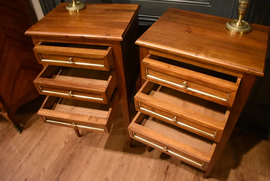 Paire de chevets de style Louis XVI en noyer