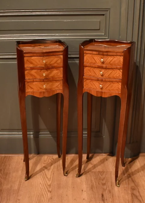 Paire de petits chevets de style Louis XV