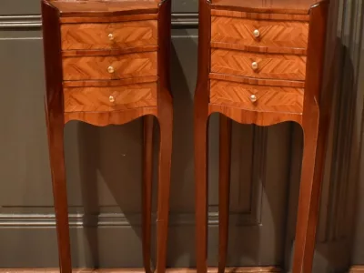 Paire de petits chevets de style Louis XV