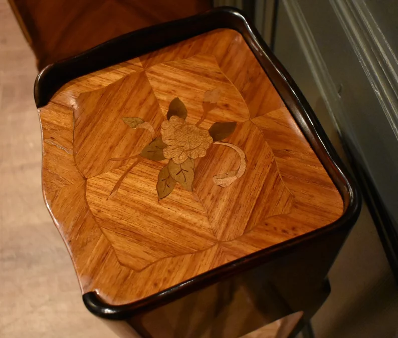 Paire de petits chevets de style Louis XV