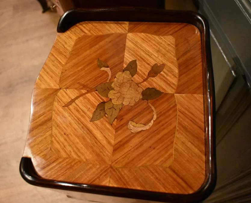 Paire de petits chevets de style Louis XV