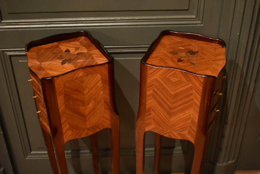 Paire de petits chevets de style Louis XV