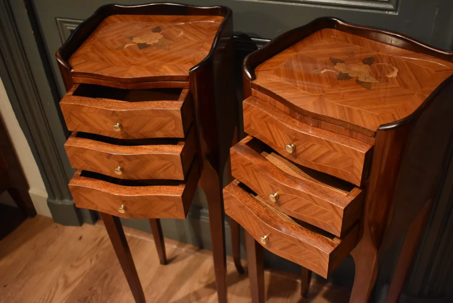 Paire de petits chevets de style Louis XV