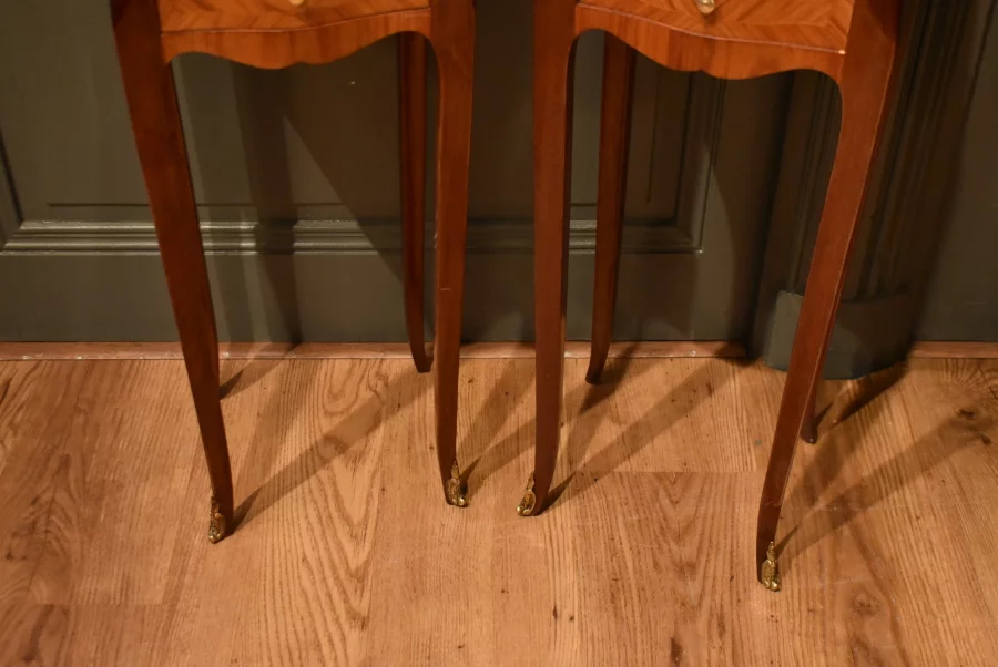 Paire de petits chevets de style Louis XV