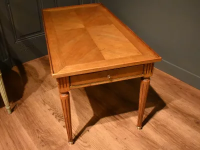 Table basse de style Louis XVI
