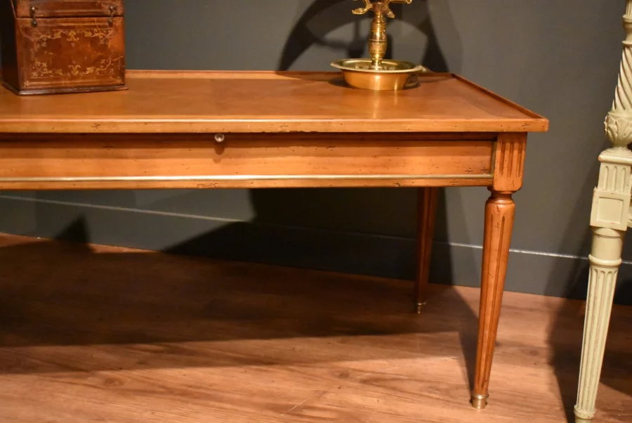 Table basse de style Louis XVI