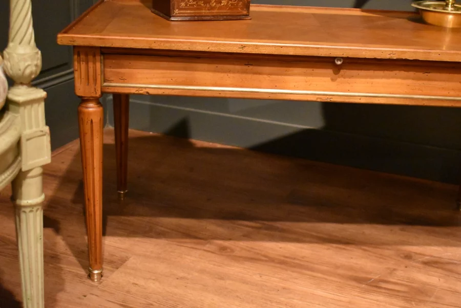 Table basse de style Louis XVI