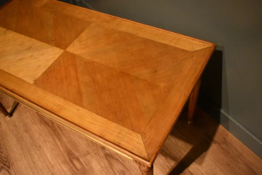 Table basse de style Louis XVI