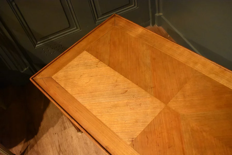 Table basse de style Louis XVI