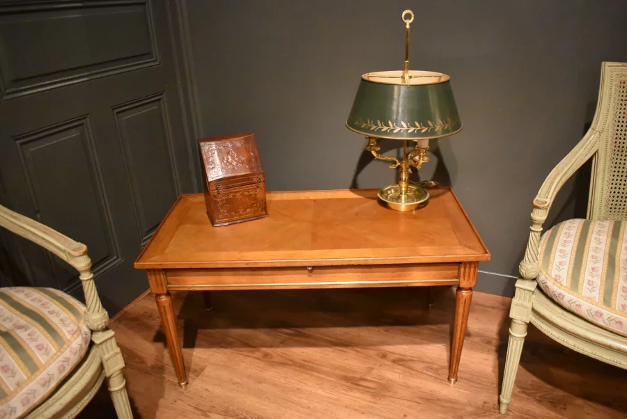 Table basse de style Louis XVI