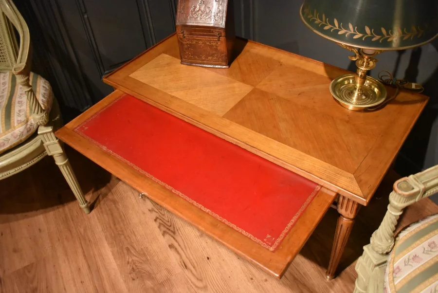 Table basse de style Louis XVI