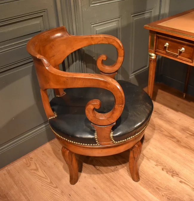 Fauteuil de bureau tournant en noyer