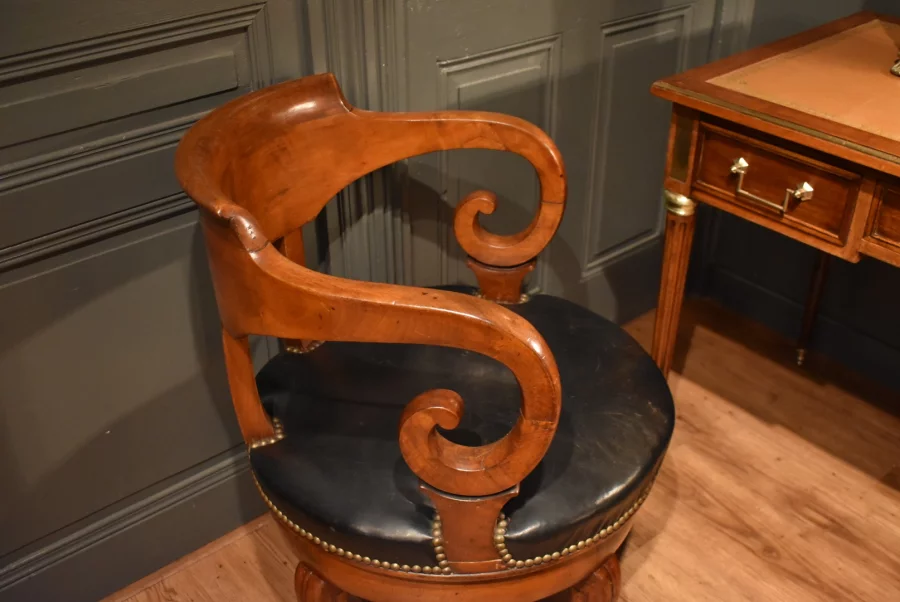 Fauteuil de bureau tournant en noyer