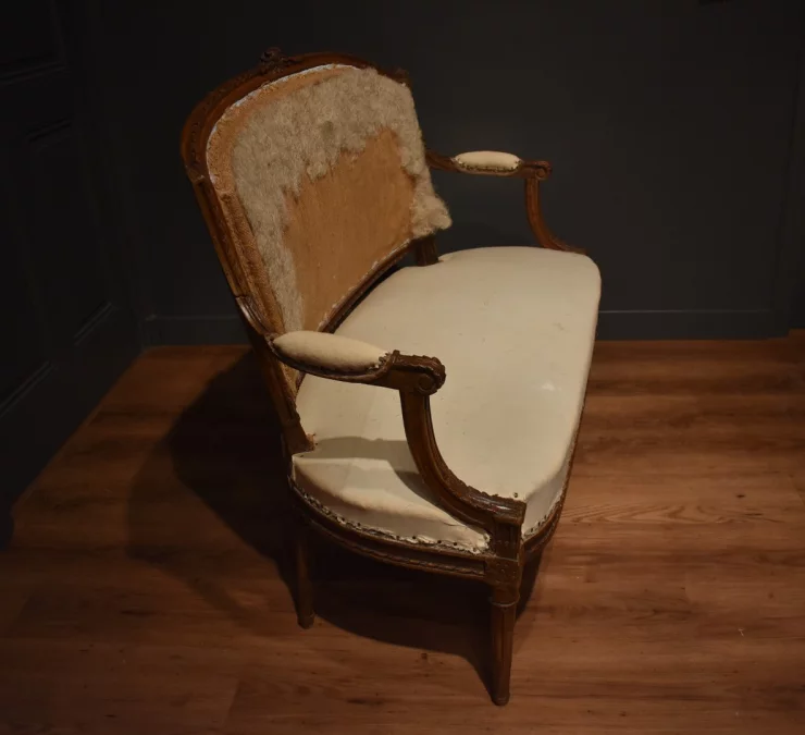 Petit canapé de style Louis XVI