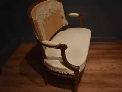 Petit canapé de style Louis XVI