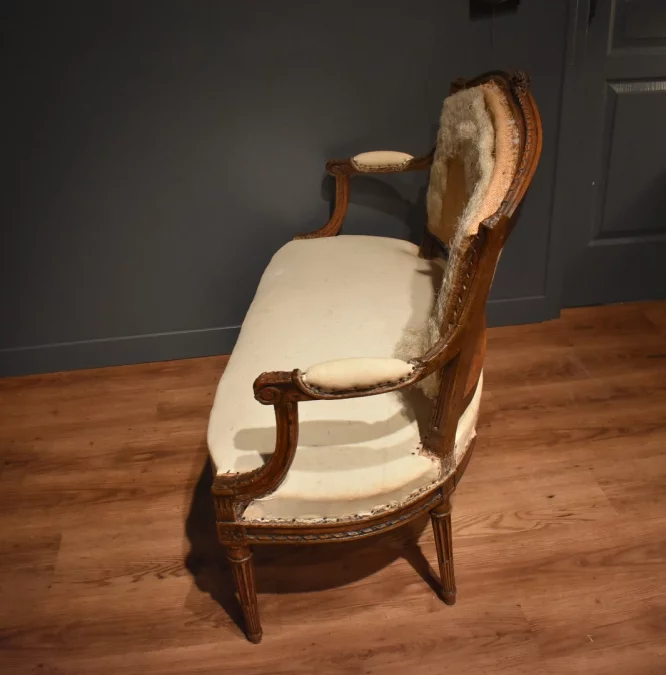 Petit canapé de style Louis XVI