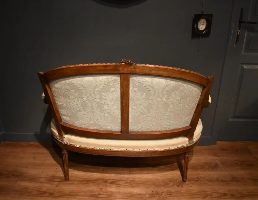 Petit canapé de style Louis XVI