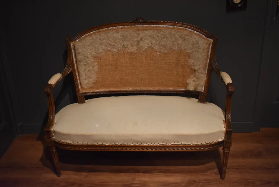 Petit canapé de style Louis XVI