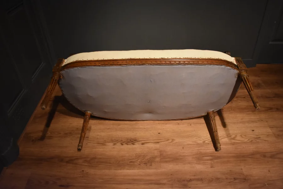 Petit canapé de style Louis XVI