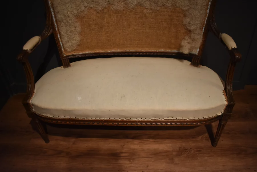 Petit canapé de style Louis XVI