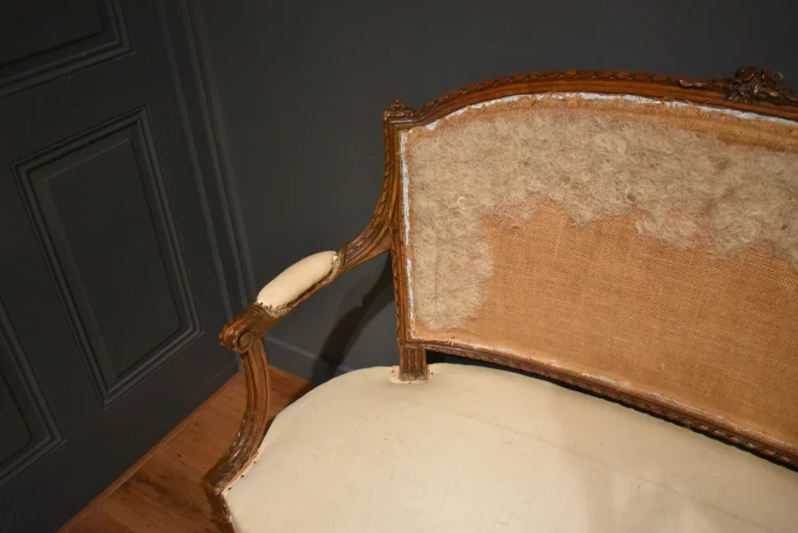 Petit canapé de style Louis XVI