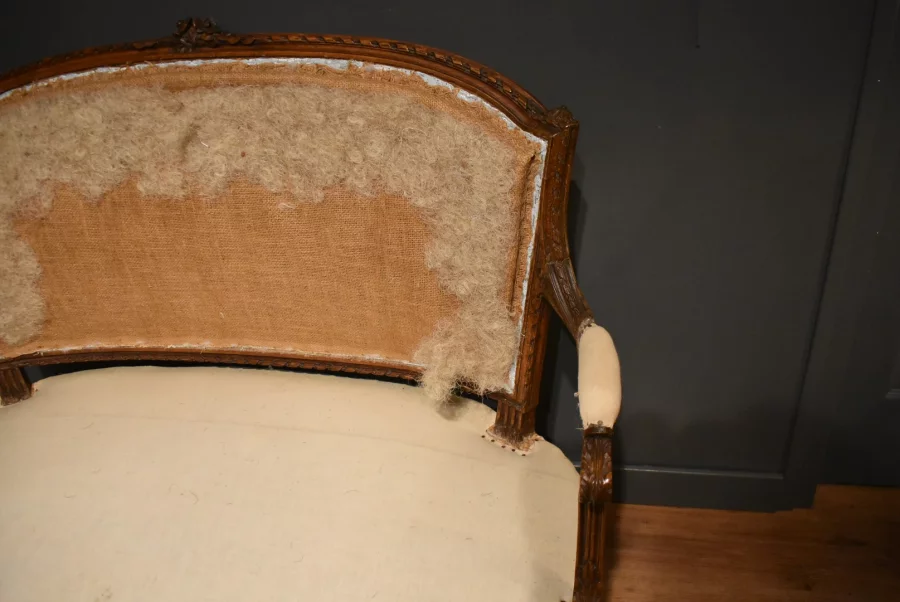 Petit canapé de style Louis XVI