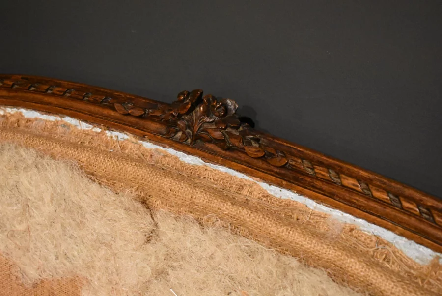 Petit canapé de style Louis XVI