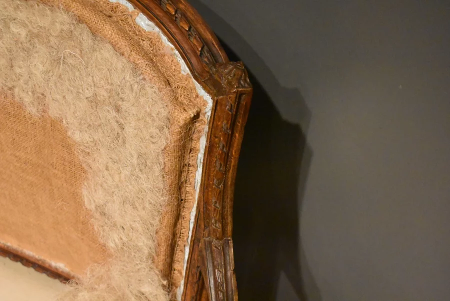 Petit canapé de style Louis XVI